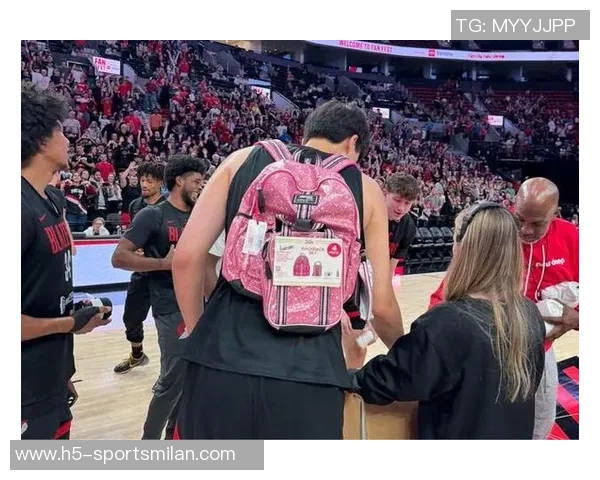 开拓者众将亮相秀场杨瀚森背粉色书包格兰特传统服饰引关注 开拓者众将亮相秀场杨瀚森背粉色书包格兰特传统服饰引关注