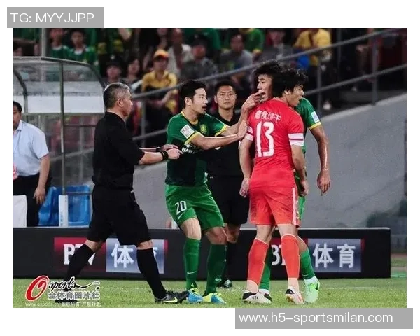 赛场竞争激烈阿门与阿尔瓦拉多冲突后握手言和展现体育精神